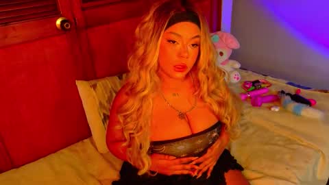 Snapshot of marianapradax chatting on 11-22-25, 11:42 Mariana Prada online show from 11-22-25, 11:42