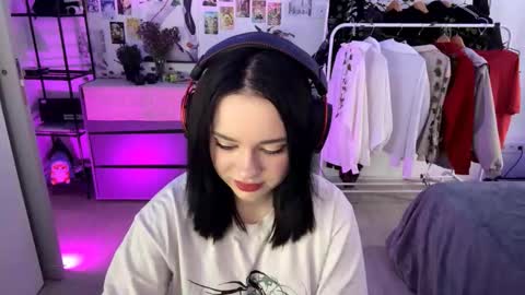 Snapshot of maribethercole chatting on 10-16-25, 07:42 Emily online show from 10-16-25, 07:42