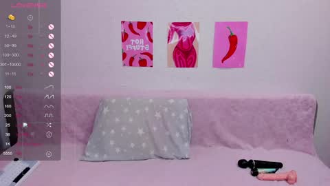 Snapshot of marie_reyess chatting on 05-30-26, 04:53 Marie 3 online show from 05-30-26, 04:53