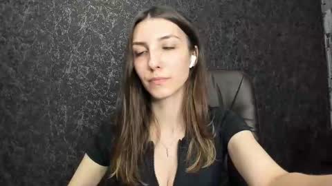 Snapshot of marielleanker chatting on 09-14-25, 09:25 marielleanker online show from 09-14-25, 09:25