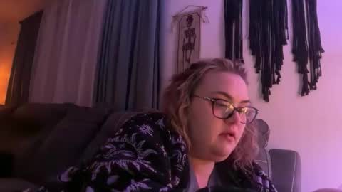 maroon_moon online show from 11-25-25, 12:21