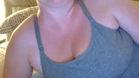 Snapshot of marriedcouple9 chatting on 06-02-26, 02:57 Jess and Nick online show from 06-02-26, 02:57