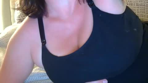 Snapshot of marriedcouple9 chatting on 06-07-26, 03:54 Jess and Nick online show from 06-07-26, 03:54