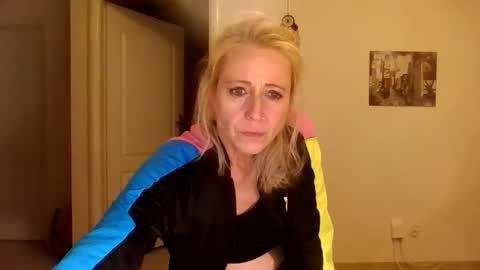 Snapshot of marrygorund chatting on 11-17-25, 01:55 MaryGoRound online show from 11-17-25, 01:55