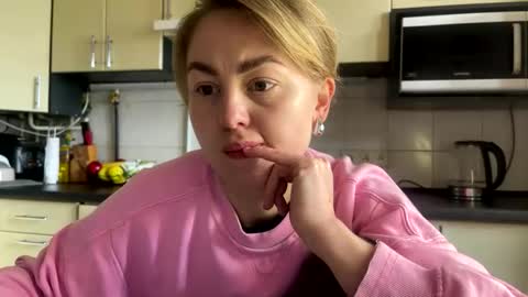 Snapshot of martaluna_ chatting on 04-22-26, 09:11 Marta online show from 04-22-26, 09:11