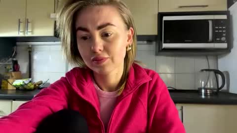 Snapshot of martaluna_ chatting on 04-24-26, 03:58 Marta online show from 04-24-26, 03:58
