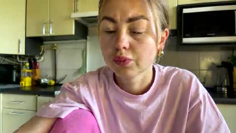 Snapshot of martaluna_ chatting on 05-07-26, 01:05 Marta online show from 05-07-26, 01:05