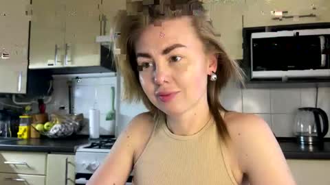 Snapshot of martaluna_ chatting on 05-18-26, 04:02 Marta online show from 05-18-26, 04:02