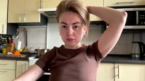 Snapshot of martaluna_ chatting on 05-25-26, 10:32 Marta online show from 05-25-26, 10:32