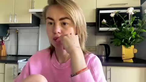 Snapshot of martaluna_ chatting on 05-27-26, 08:55 Marta online show from 05-27-26, 08:55