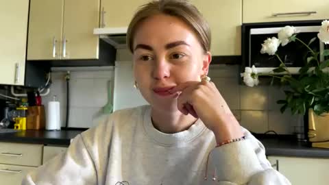 Snapshot of martaluna_ chatting on 05-29-26, 10:35 Marta online show from 05-29-26, 10:35