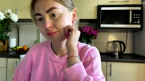 Snapshot of martaluna_ chatting on 05-31-26, 01:07 Marta online show from 05-31-26, 01:07