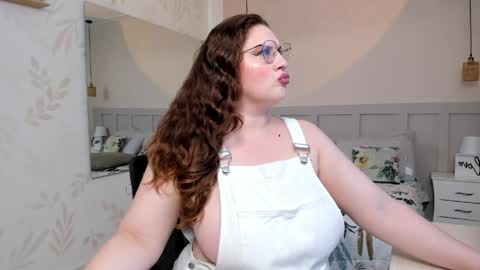 Snapshot of martinaguzmann chatting on 04-27-26, 02:31 Martina online show from 04-27-26, 02:31