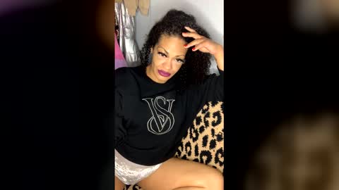Snapshot of maryjaneubadgirl chatting on 05-29-26, 11:30 maryjaneubadgirl online show from 05-29-26, 11:30