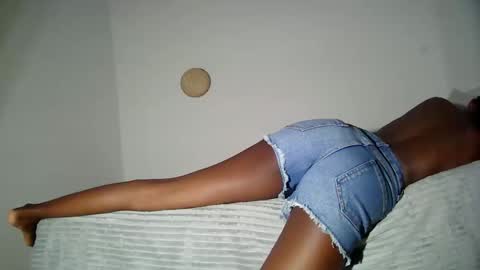 Snapshot of masked_shy_girl chatting on 04-26-26, 02:15 masked_shy_girl online show from 04-26-26, 02:15