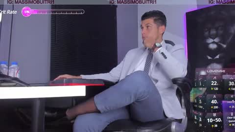 Snapshot of massimo_g chatting on 12-19-24, 01:18 I am Massimo online show from 12-19-24, 01:18