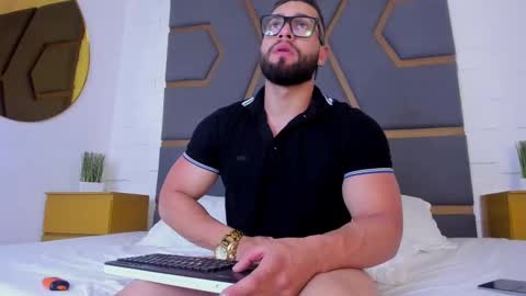 Snapshot of massimofiore_ chatting on 09-30-25, 03:44 Massimo online show from 09-30-25, 03:44