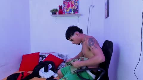 Snapshot of master_boy28 chatting on 02-18-25, 01:43 master_boy28 online show from 02-18-25, 01:43