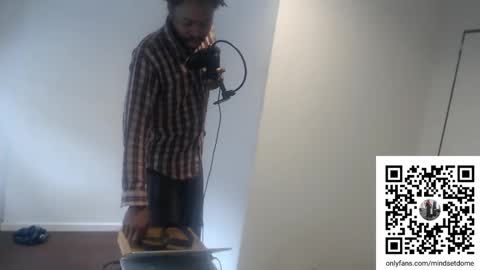 Snapshot of masterdomfuck chatting on 10-10-25, 01:32 Masterdomfuck online show from 10-10-25, 01:32