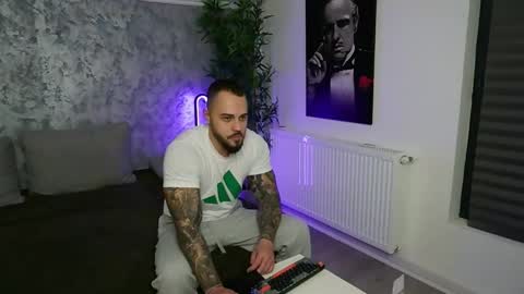 Snapshot of masterkingmuscle chatting on 12-18-25, 08:59 masterkingmuscle online show from 12-18-25, 08:59