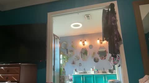 Snapshot of matchingtracksuits chatting on 11-28-25, 04:42 Jer and Kel online show from 11-28-25, 04:42