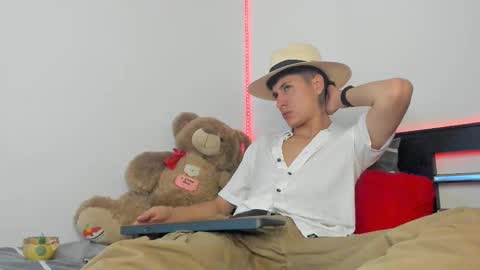 Snapshot of mateo_escobar chatting on 10-17-25, 03:42 mateo_escobar online show from 10-17-25, 03:42