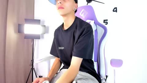 Snapshot of mateus_alvarez_ chatting on 03-18-26, 12:19 samuel online show from 03-18-26, 12:19