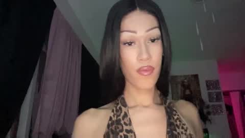 Snapshot of matrixprincess chatting on 11-08-25, 03:50 MOLLY MILLS online show from 11-08-25, 03:50