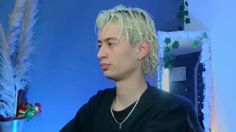 mattias     online show from 10-04-25, 03:59