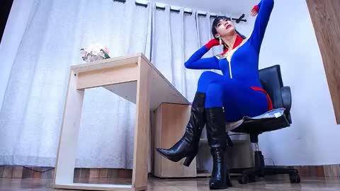 Snapshot of max_collins1 chatting on 10-14-25, 11:22 Max Collins online show from 10-14-25, 11:22