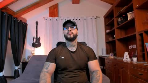 Snapshot of max_dic1 chatting on 09-22-25, 12:18 max D. online show from 09-22-25, 12:18