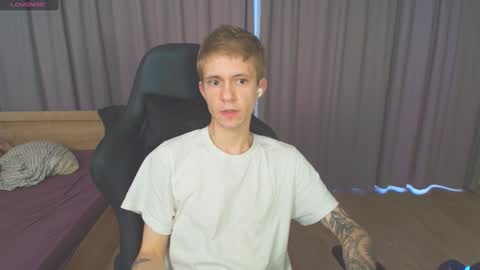 Snapshot of max_gen chatting on 02-08-25, 01:44 Max Gen with tats 24years And Ethan without tats 20 years online show from 02-08-25, 01:44