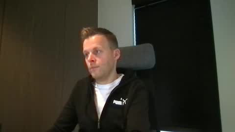 Snapshot of max_straight_1 chatting on 02-04-25, 08:13 Max take off clothes online show from 02-04-25, 08:13