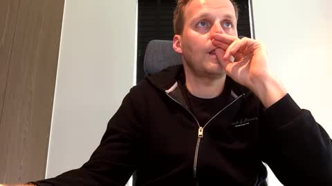 Snapshot of max_straight_1 chatting on 02-20-25, 10:37 Max take off clothes online show from 02-20-25, 10:37