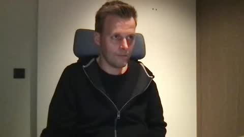 Snapshot of max_straight_1 chatting on 02-20-25, 06:35 Max take off clothes online show from 02-20-25, 06:35