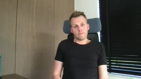 Snapshot of max_straight_1 chatting on 03-10-25, 02:05 Max take off clothes online show from 03-10-25, 02:05