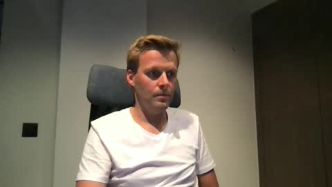 Snapshot of max_straight_1 chatting on 09-10-25, 06:08 Max take off clothes online show from 09-10-25, 06:08