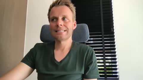 Snapshot of max_straight_1 chatting on 09-12-25, 11:43 Max take off clothes online show from 09-12-25, 11:43