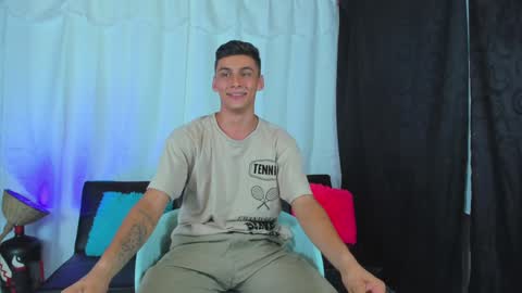 Snapshot of max_wild01 chatting on 01-24-25, 08:23 MAX online show from 01-24-25, 08:23