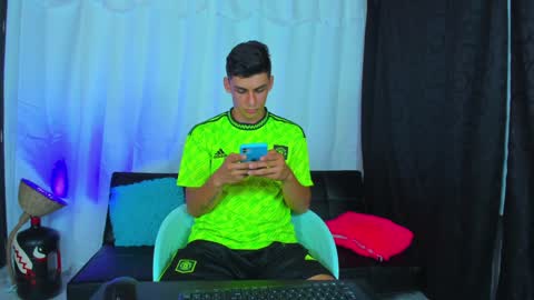 Snapshot of max_wild01 chatting on 01-27-25, 07:14 MAX online show from 01-27-25, 07:14