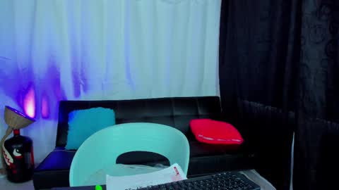 Snapshot of max_wild01 chatting on 02-14-25, 04:09 MAX online show from 02-14-25, 04:09