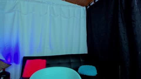 Snapshot of max_wild01 chatting on 02-28-25, 04:20 MAX online show from 02-28-25, 04:20