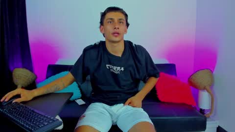 Snapshot of max_wild01 chatting on 09-30-25, 01:43 MAX online show from 09-30-25, 01:43