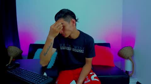 Snapshot of max_wild01 chatting on 09-30-25, 02:00 MAX online show from 09-30-25, 02:00