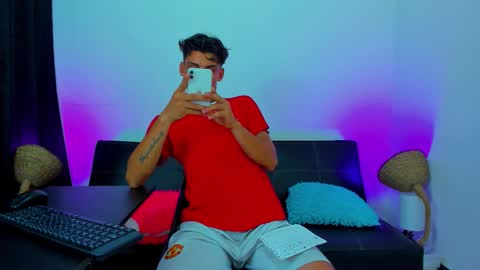 Snapshot of max_wild01 chatting on 10-13-25, 06:02 MAX online show from 10-13-25, 06:02