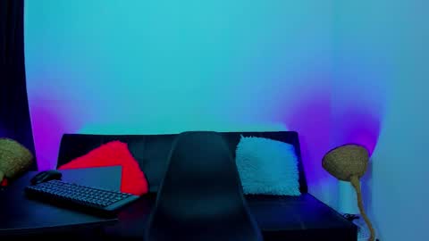 Snapshot of max_wild01 chatting on 10-18-25, 05:35 MAX online show from 10-18-25, 05:35