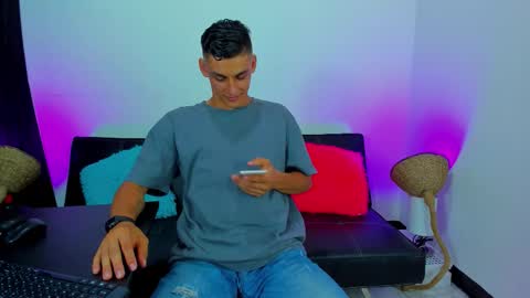 Snapshot of max_wild01 chatting on 10-22-25, 05:30 MAX online show from 10-22-25, 05:30