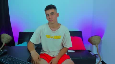 Snapshot of max_wild01 chatting on 10-23-25, 03:00 MAX online show from 10-23-25, 03:00