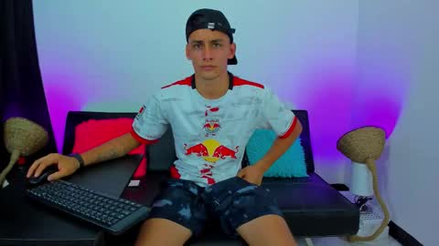 Snapshot of max_wild01 chatting on 10-27-25, 02:59 MAX online show from 10-27-25, 02:59