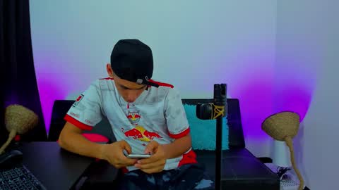 Snapshot of max_wild01 chatting on 10-27-25, 06:23 MAX online show from 10-27-25, 06:23